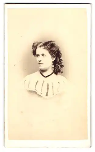 Fotografie unbekannter Fotograf und Ort, Portrait junge Frau im schulterfreien Kleid mit Locken