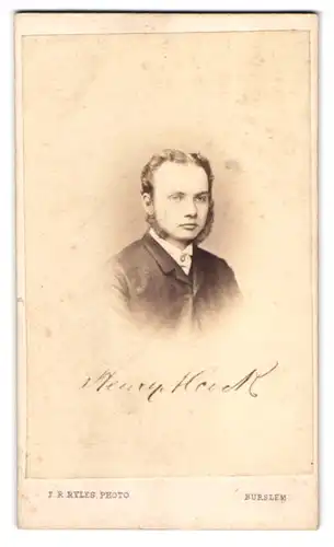 Fotografie F. R. Ryles, Burslem, 178 /180 Waterloo Road, Portrait junger Mann Henry im Anzug mit Backenbart