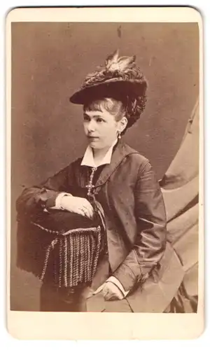 Fotografie Otto Reitmayer, München, Schüssel-Passage, Portrait junge Frau im Sakko mit Federhut