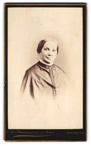 Fotografie Th. Schuhmann & Sohn, Karlsruhe, Amalienstr. 57, Portrait betagte Dame im Talar