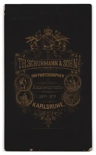 Fotografie Th. Schuhmann & Sohn, Karlsruhe, Amalienstr. 57, Portrait betagte Dame im Talar