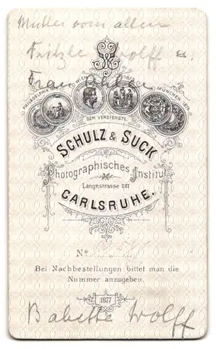 Fotografie Atelier Schulz & Suck, Carlsruhe, Langestr. 227, Portrait Grossmutter im Sonntagskleid mit grosser Brosche