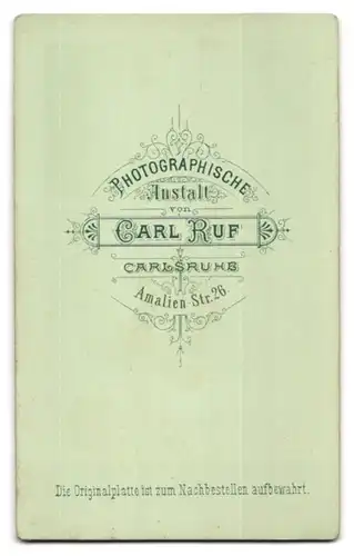 Fotografie Carl Ruf, Carlsruhe, Amalienstr. 26, Portrait Edelmann mit Vollbart im Anzug mit Fliege