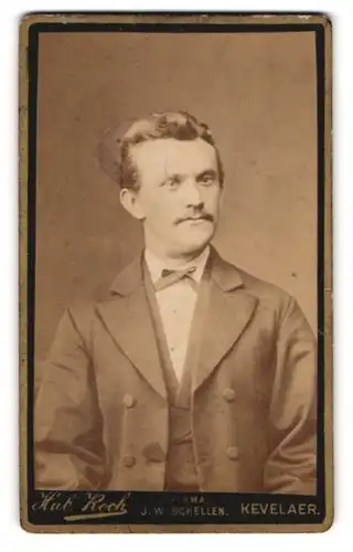 Fotografie Hubert Koch, Kevelaer, Hauptstr., Portrait Herr mit Schnauzbart & Fliege trägt eleganten Anzug