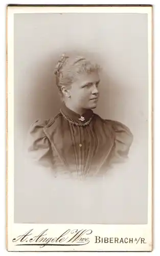Fotografie A. Angele, Biberach a. R., Portrait junge blonde Dame mit Schmuck Brosche & Halskette