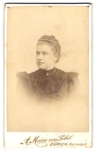 Fotografie A. Meier von Tobel, Zürich, Rennweg 4, Portrait junge Dame im schwarzen Kleid mit Brosche