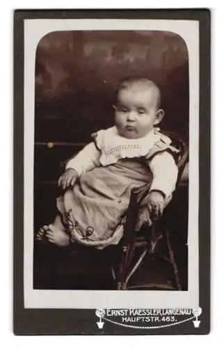 Fotografie Ernst Raessler, Langenau, Hauptstr. 463, Baby mit Latz im Kleidchen