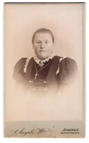 Fotografie A. Angele, Biberach, Portrait beleibte Dame trägt Bluse mit Rüschen & Halskette mit Kruzifix