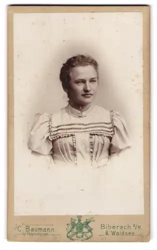 Fotografie C. Baumann, Biberach a. R., Portrait junge Dame trägt Bluse mit Rüschen
