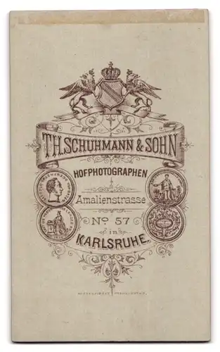 Fotografie Th. Schuhmann & Sohn, Karlsruhe, Amalienstr. 57, Portrait Grossmutter mit Haube trägt schwarzes Ensemble