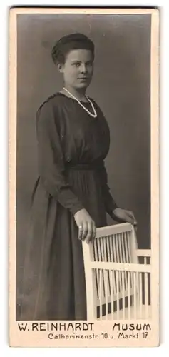Fotografie W. Reinhardt, Husum, Markt 17, hübsche Dame mit Perlenkette im schlichten Kleid