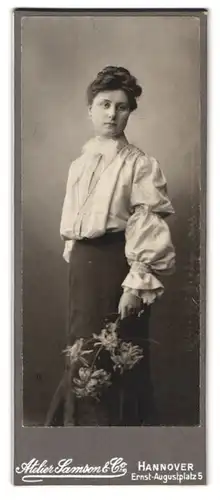 Fotografie Atelier Samson & Co., Hannover, Ernst-Augustplatz 5, hübsche brünette Dame mit Blütenzweig wohl gekleidet