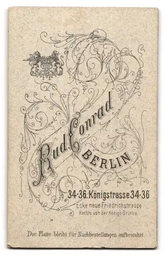Fotografie Rud. Conrad, Berlin, Königstr. 34-36, Knabe in Napoleon Pose beim Fotograf