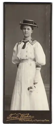 Fotografie Ferd. Wahn, Pritzwalk, v.d. Meienburger Thore, junge Dame mit Hut trägt Kleid im Matrosen-Stil
