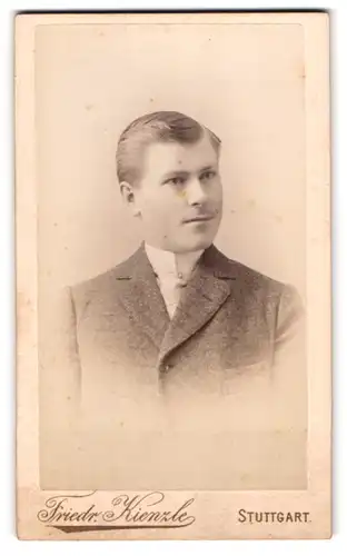 Fotografie Friedrich Kienzle, Stuttgart, Breitestr. 2, Portrait junger Mann trägt Krawatte & Jacket