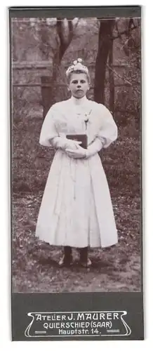 Fotografie J. Maurer, Quierschied / Saar, Hauptstr. 14, Mädchen nach der Konfirmation mit Bibel im weissen Kleid