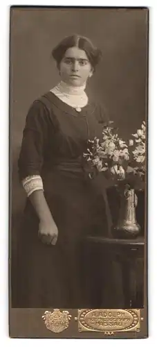 Fotografie A. Adolph, Passau, Portrait Brünette Dame mit Halskette & Anhänger