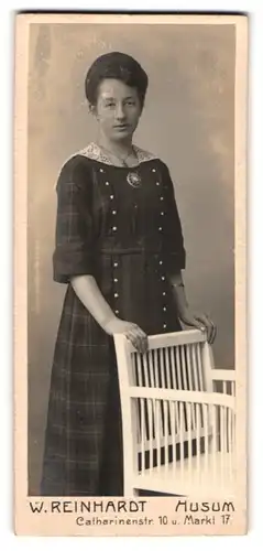 Fotografie W. Reinhardt, Husum, Markt 17, Hausfrau im karierten Kleid mit Brosche & Halskette