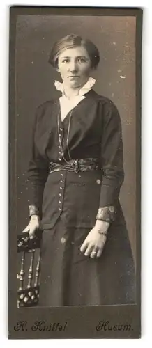 Fotografie H. Knittel, Husum, Dame mit Armband & Ehering im Sonntagskleid