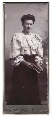 Fotografie R. Martens, Flensburg, Norderstrasse, junge brünette Dame trägt Bluse mit Rüschen