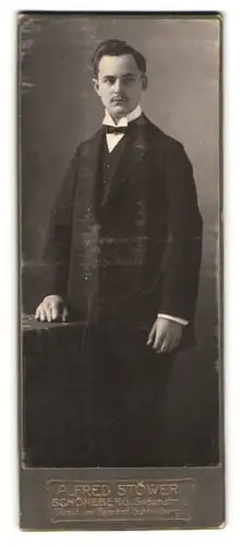 Fotografie Alfred Stöwer, Berlin-Schöneberg, Sedanstr. 1, jungerr Mannim eleganten schwarzen Anzug