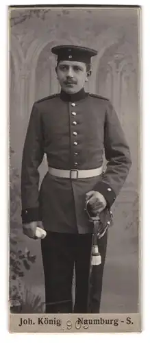Fotografie Joh. König, Naumburg - S., Soldat Paul Koethe in Uniform mit Krätzchen, Säbel & Portepee