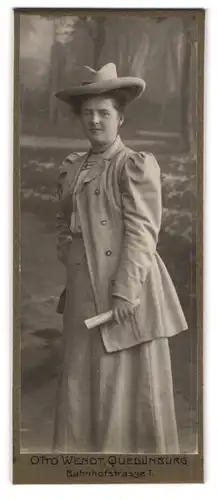 Fotografie Otto Wendt, Quedlinburg, Bahnhofstrasse 1, Edeldame mit Hut vor Studiokulisse im Atelier