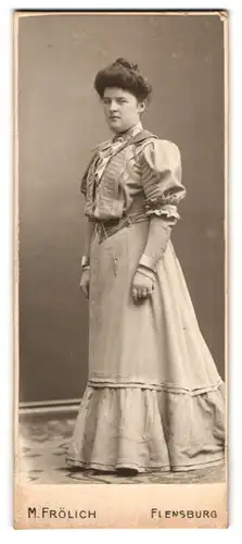 Fotografie M. Fröhlich, Flensburg, Brünette Dame mit Dutt im langen modischen Kleid