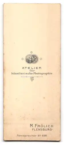 Fotografie M. Fröhlich, Flensburg, Brünette Dame mit Dutt im langen modischen Kleid