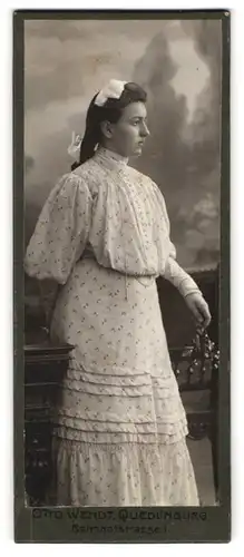 Fotografie Otto Wendt, Quedlinburg, Bahnhofstr. 1, junge Dame mit Haarschleife im hellen Kleid mit Blütenmuster