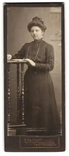 Fotografie H. Kalthoff, Twistringen, Hausfrau mit Dutt im schwarzen Kleid