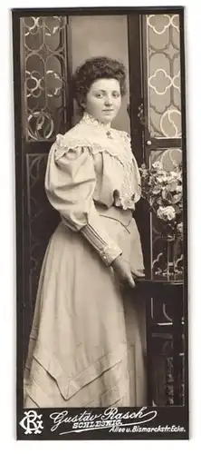 Fotografie Gustav Rasch, Schleswig, Allee Ecke Bismarckstr., junge Dame im modischen Kleid mit Spitzen-Besatz