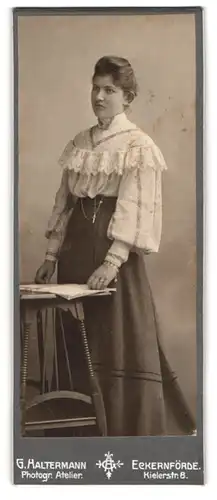 Fotografie G. Haltermann, Eckernförde, Kielerstr. 8, Brünette Dame mit Schmuck Ehering & Halskette mit Kruzifix