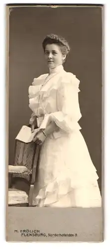 Fotografie M. Fröhlich, Flensburg, Norderhofenden 9, junge Dame im weissen Kleid mit Rüschen