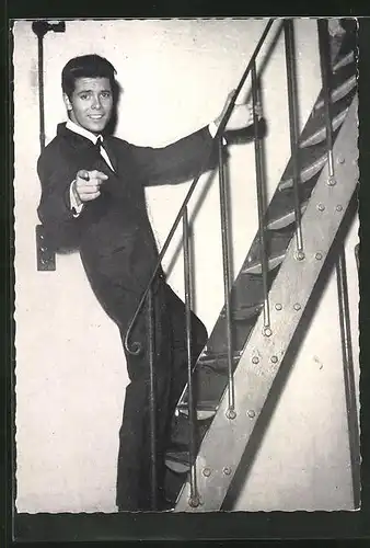 AK Musiker Cliff Richard posiert auf einer Stiege
