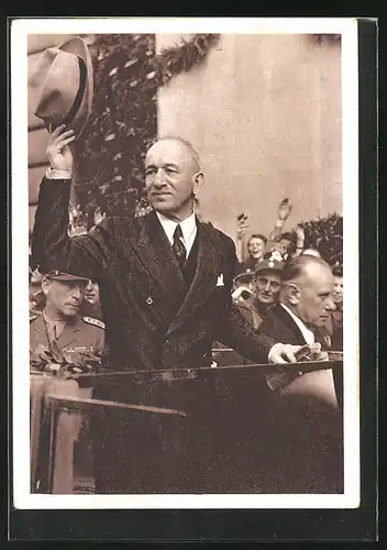 AK Präsident Edvard Benes zieht grüssend den Hut