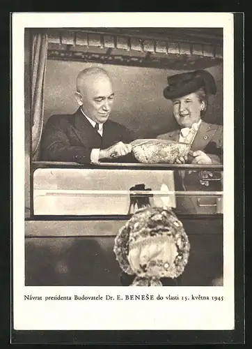 AK Präsident Edvard Benes nebst Gattin im Zug beim Anschneiden eines Laibes Brot