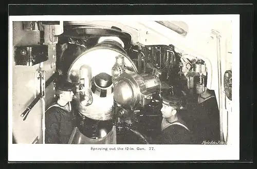 AK Spraying out the 12-in Gun, Innenansicht Kriegsschiff