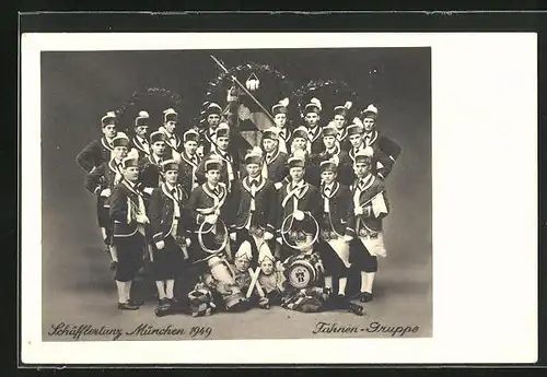 AK München, Der Schäfflertanz 1949 zur Erinnerung an das Erlöschen der Pest 1517, Fahnen-Gruppe