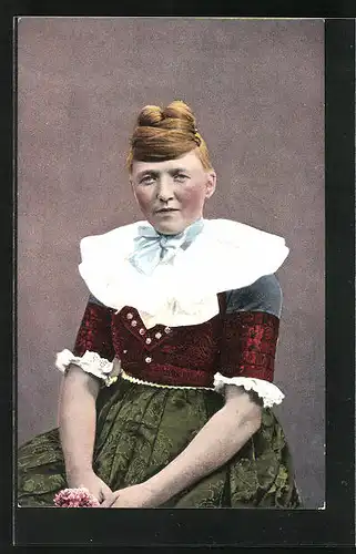 AK Frau mit hochgestecktem Haar in Tracht Schaumburg-Lippes