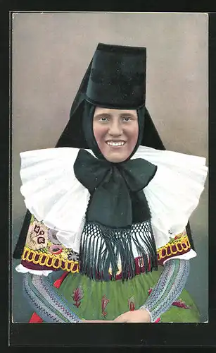 AK Lächelnde Frau in Tracht Schaumburg-Lippes
