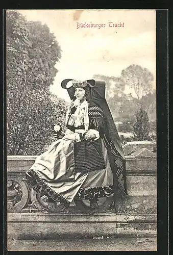 AK Fräulein in Tracht Schaumburg-Lippes sitzt auf einer Balustrade