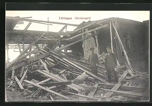 AK Elfringen, Soldaten stehend vor einem eingestürtzten Gebäude