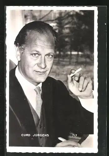 AK Schauspieler Curd Jürgens mit Zigarette