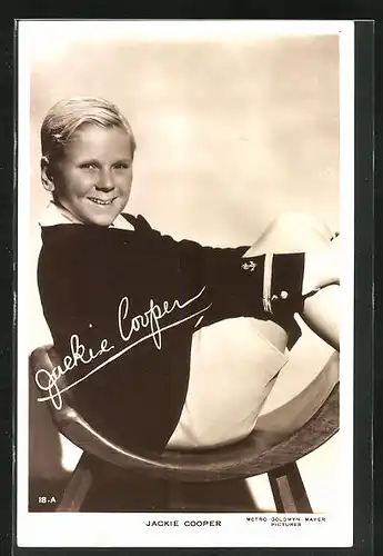 AK Jackie Cooper in verspielter Pose