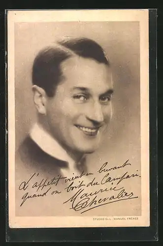 AK Schauspieler Maurice Chevalier mit kokettem Blick