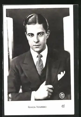 AK Schauspieler Ramon Novarro im edlen Anzug