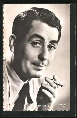 AK Schauspieler Julien Carette mit Zigarette