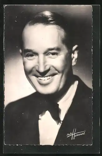 AK Schauspieler Maurice Chevalier mit charmantem Lachen