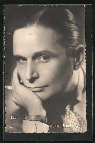 AK Schauspieler Pierre Blanchar raucht eine Zigarette